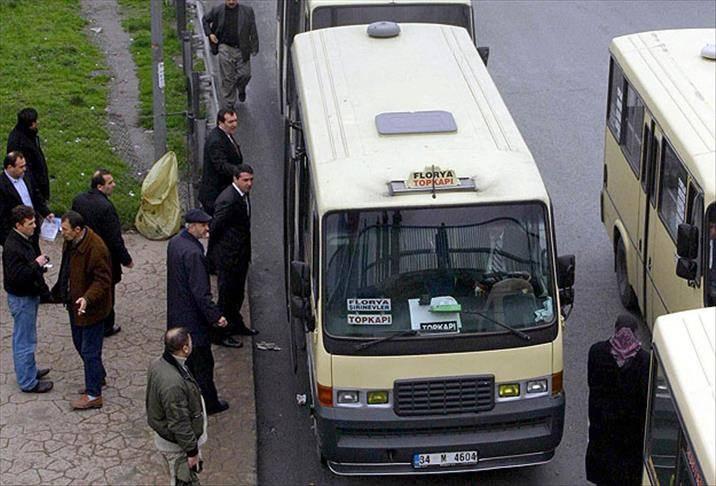 <p>Minibüslerde en kısa mesafe ücreti 7 liradan 12 liraya çıkarılırken, öğrenci için bu ücret 5 liradan 8 liraya yükseldi.</p>