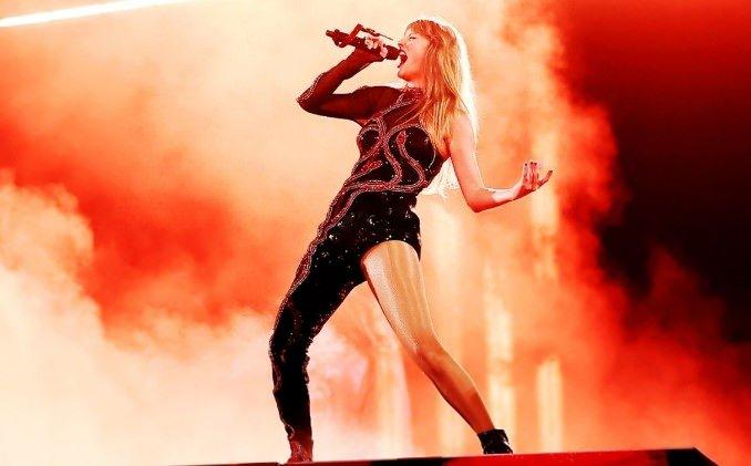 <p>Taylor Swift'in de sahneden görevlilere, izleyicilere su verilmesi için uyarı yaptığı görüntüler sosyal medyadan paylaşıldı.</p>