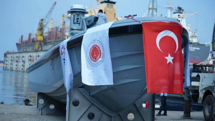 <p>Uzaktan kontrol edilebilen SANCAR SİDA, liman/üs koruma, arama/kurtarma, istihbarat, keşif, gözetleme, karakol, su üstü harbi, mayın karşı tedbirleri görevlerini otonom olarak yerine getirebilecek.</p>