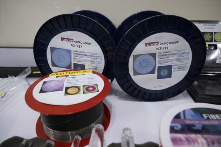 <p>Polarizasyon korumalı fiberlerin geniş ölçekli üretimini yaparak ilk olarak ROKETSAN'a teslim ettiklerini belirten Yıldırım, <strong>"Böylece, tüm platformlarda kullanılabilecek kritik teknolojiyi ilk olarak hayata geçirmiş olduk. Gelecek taleplere göre de daha büyük ölçekli seri üretim yapabilecek altyapıya sahibiz."</strong> diye konuştu.</p>
<p> </p>