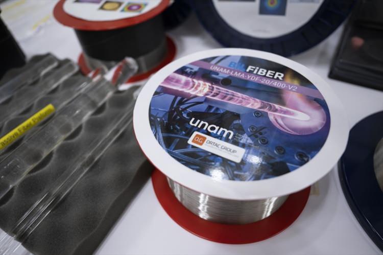 <p>UNAM'ın, TÜBİTAK'ın <strong>"birlikte geliştirme ve birlikte başarma"</strong> anlayışıyla Türkiye'de kamu, sanayi ve üniversiteleri bir araya getiren 1004 Mükemmeliyet Merkezi Destek Programı kapsamında, çalışmalarını sürdürdüğünü anlatan Yıldırım, <strong>"UNAM'ın program kapsamında yöneticiliğini yaptığı ve TUSAŞ, Vestel, Şişecam ile Bilkent Üniversitesi, Eskişehir Teknik Üniversitesi, Abdullah Gül Üniversitesi ve TOBB ETÜ'nün proje yürütücü kuruluş olarak yer aldığı A1 platformu, yürüttüğü ileri AR-GE çalışmalarıyla katma değerli teknolojilerin yerli ve milli üretim amaçlı ülkemize kazandırılmasını hedefliyor."</strong> diye konuştu.</p>
<p> </p>