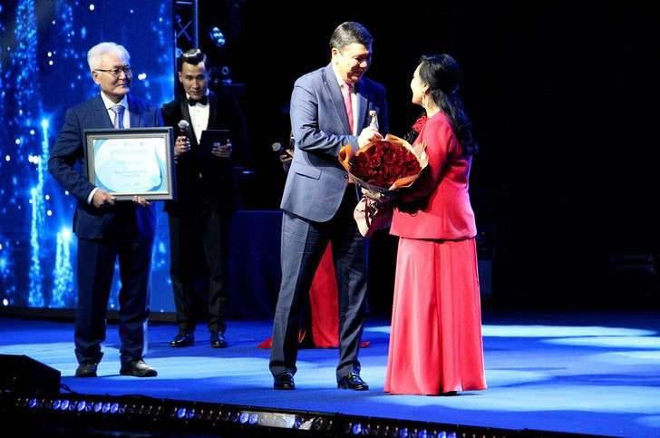 <p><span style="color:#000000"><strong>Ödülünü Bişkek Belediye Başkanı Aybek Cunuşaliyev'in elinden alan Şoray, törende yaptığı konuşmada bu toprakların yetiştirdiği dünya çapında sevilen yazar Cengiz Aytmatov'un memleketine 45 yıl aradan sonra tekrar geldiği için çok mutlu olduğunu ifade etti.</strong></span></p>