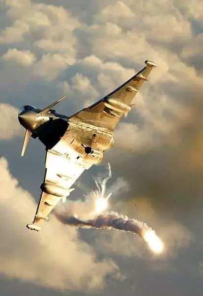 <p>Deniz Seviyesinde: Mach 1.25 (1530 km / s veya 950 mph)</p>

<p>Menzil: 2900 km (1,800 mil)</p>

<p>Servis Yarıçapı: 19812 m (65,000 ft [343] [344] )</p>

<p>Tırmanış: 315 m / s [345] (62.000 ft / dak [346] )</p>

<p>İtiş/Ağırlık Oranı: 1.15</p>

