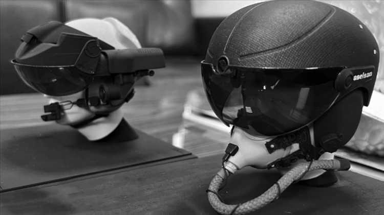 <p>Atak helikopteri için kaska entegre kumanda sistemi Avcı'yı geliştiren ASELSAN, Milli Muharip Uçağın pilotları için de özel bir kask hazırladı.</p>
