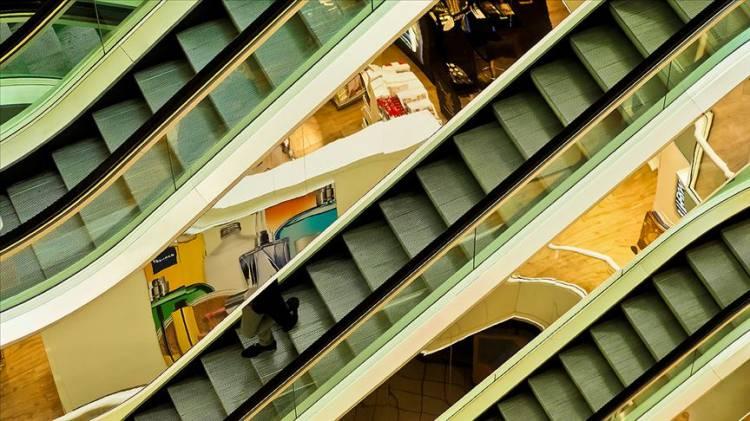 <p>AVM ve plaza gibi yüksek binaları temizleyen, köprü, rüzgâr türbini gibi yüksek yapılarda bazı teknik işleri yapan iple erişim teknisyenliği de eleman açığının yaşandığı sektörlerden biri.</p>
