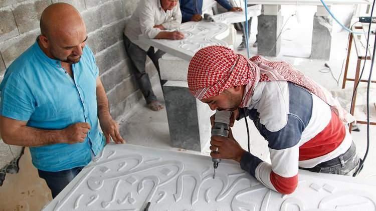 <p>Mermer sektöründe aylık 20 bin liraya çırak, 50 bin liraya ise çalıştıracak usta bulamadıklarından yakınıyor. Gençlerin toz ve ağır iş olduğu için çalışmayı tercih etmediğini belirten mermerciler, gençlerin temiz ve kolay iş istediklerini söylüyor.</p>
