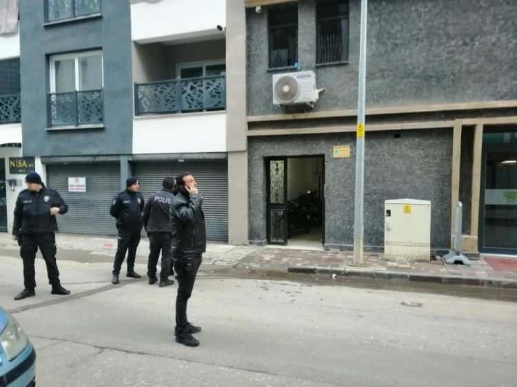 <p>Anne kızın cansız bedeni yapılan incelemelerin ardından Salihli Devlet Hastanesi morguna kaldırıldı. Polis olayla ilgili çalışma başlattı.</p>
