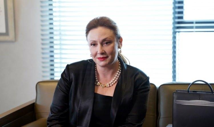 <p><span style="color:#800000"><strong>Dizideki rolüyle izleyenleri adeta çileden çıkaran Santırcıoğlu'nun eşi de merak edildi.</strong></span></p>