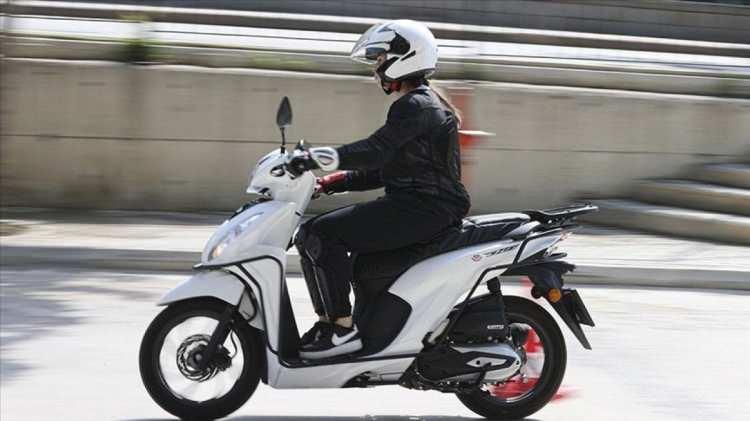 <p><strong>MOTOSİKLETLER İÇİN YAŞLARI İLE ÖDENECEK YILLIK VERGİ</strong></p>

<p><strong>100-250 cm3'e kadar</strong></p>

<p>1-2 yaş: 626 lira</p>

<p>4-6 yaş: 467 lira</p>

<p>7-11 yaş: 345,4 lira</p>

<p>12-15 yaş: 212,34 lira</p>

<p>16 ve yukarı yaş: 80,81 lira</p>

<p> </p>
