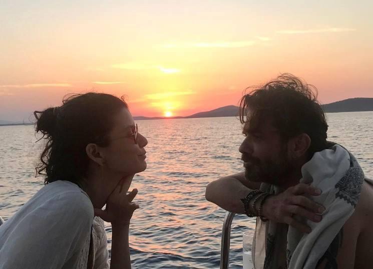 <p>Doğulu, eşiyle birlikte oynayacağı güzel bir proje olursa heyecanlanacağını ve oyunculuğun kendisi için yeni bir heyecan olacağını söyleyerek Beren Saat'i de şaşırttı.</p>