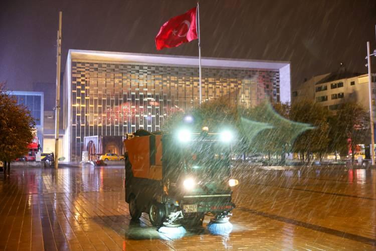 <p>Yapılan uyarıların ardından kentte gece saatleri itibariyle lodos ve sağanak yağış etkili oldu. </p>