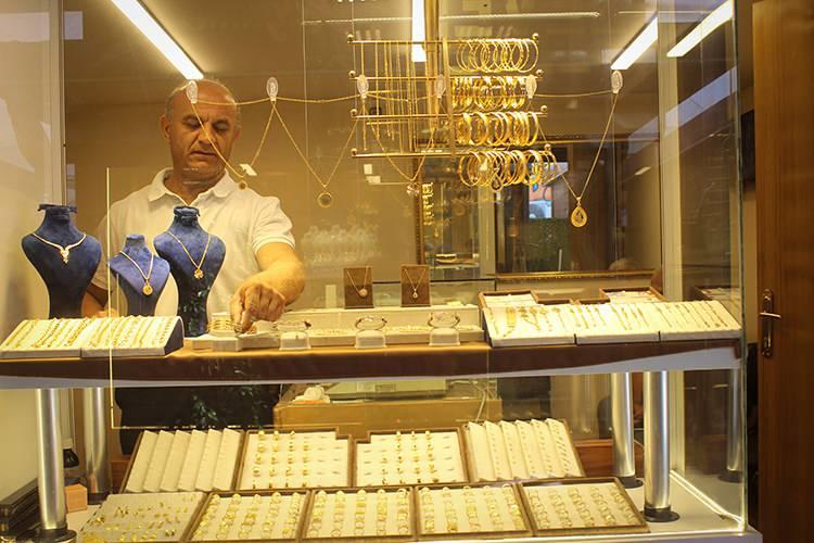 <p>Kuyumcu raflarında beğeniye sürülen yüzler ürün arasında ise en fazla Trabzon altını dikkat çekiyor.</p>
