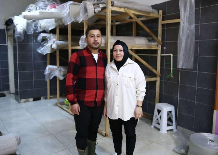 <p>Müşteri, kısa süre sonra halı yıkama firmasına gelerek içinde altın olan çantayı teslim aldı.</p>
<p> </p>
<p>Hatice Özdemir, halıyı yıkamak için açtığında bulduğu bel çantasını önce çöpe attığını söyledi.</p>