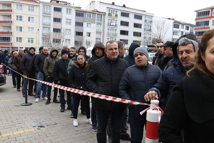 <p>Emekli olduktan sonra kimlerin hem aylık hem destek primi ödeyerek çalışacağı sosyal güvenlik sistemine katılım durumuna göre değişiyor. Sosyal güvenlik reformunun yapıldığı 2008 öncesi ve sonrası sisteme girenler arasında ayırım bulunuyor. Reform sonrası SSK'lı olanlar yönünden destek primi ödeyerek çalışma imkânı bulunmuyor.</p>
<p> </p>