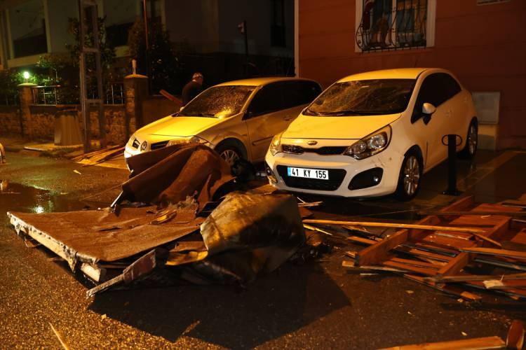 <p> Kağıthane Talatpaşa Mahallesi Semavi Sokak'ta bir binanın çatılarından saclar koparak sokağa düştü</p>