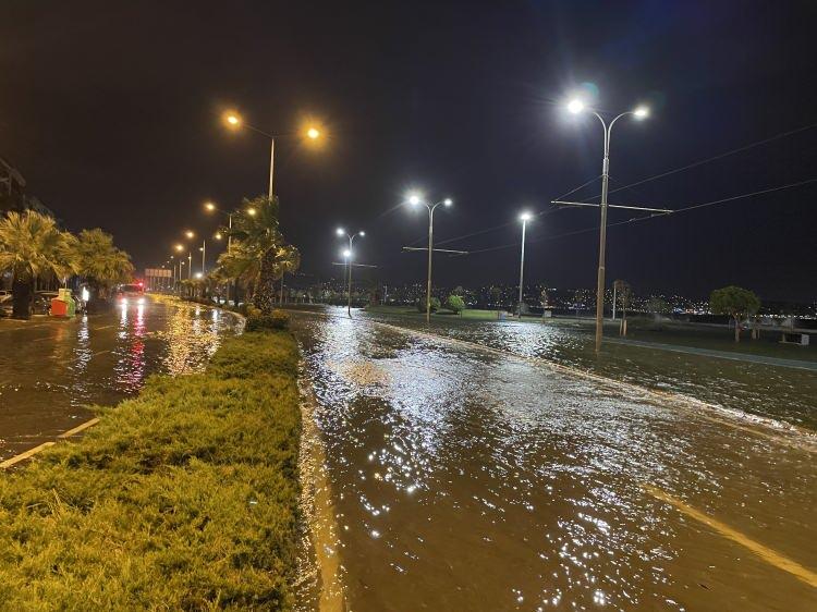 <p>Çevredeki sitelerin görevlileri siren sesleriyle araç sahiplerini uyardı. Birçok vatandaş, araçlarını su altında kalmadan kurtarmaya çalıştı.</p>