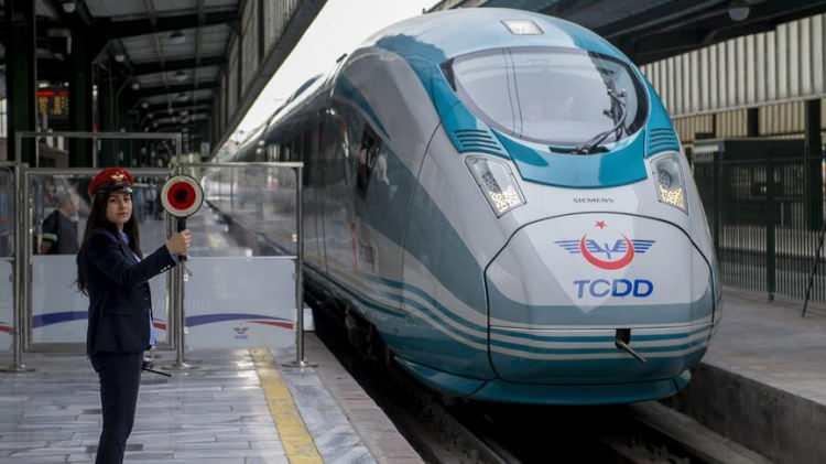 <p>Uraloğlu, Eskişehir-İstanbul Ekspres YHT seferlerinin 10 Eylül 2022 tarihinde başlamasından bu yana 371 bin yolcu taşındığını söyleyerek, 9 günlük ara tatil sonrası ise ortalama yolcu sayısının 881 kişiden, artarak bin 189'a ulaştığını belirtti</p>