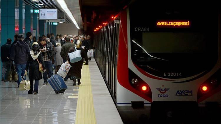 <p>Uraloğlu, İstanbul ulaşımının ana omurgası Marmaray'ın bugüne kadar 1 milyar 2 milyon 617 bin 736 kişiyi ulaştırdığını ifade etti, ara tatil nedeni ile Marmaray ile bir günde 712 bin 766 yolcunun taşındığını ve Marmaray'ın rekor tazelediğini belirtti.</p>