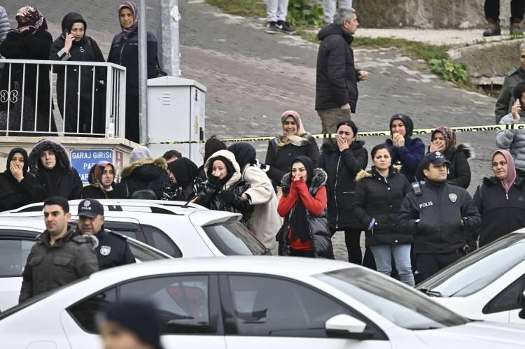 <p>Apartman yöneticisi Sema Taşkıran ile şüpheli Hüseyin A. arasında asansör tamiri ve gürültü nedeniyle daha önce de tartışma yaşandığı iddia edildi.</p>
