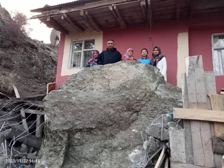 <p>Muhtar Yeşilyurt ve eşi, çocukları ile birlikte deprem olduğunu sanarak dışarı koştuklarında evin balkon kısmında büyük bir kaya gördü.</p>
