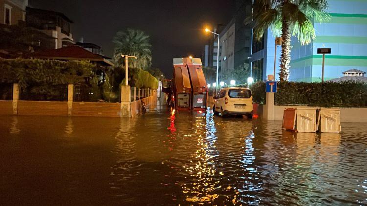 <p>İzmir'in Karşıyaka ilçesinde yoğun yağışın ardından denizin taşması sonucu yollar su altında kaldı, vatandaşlar araçlarını kurtarmak için çaba harcadı.</p>
