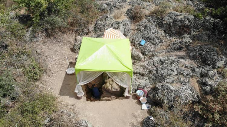 <p>Çan'ın Bahadırlı köyü sınırları içerisinde 7 yıldır devam eden İnkaya Mağarası kazı çalışmalarında çakmak taşından üretilmiş yongalar, dilgiler, kazıyıcılar, uçlar, çentikli aletler, çekirdek ve vurgaç gibi çeşitli buluntuların da yer aldığı 20 bine yakın yontmataş bulundu.</p>
