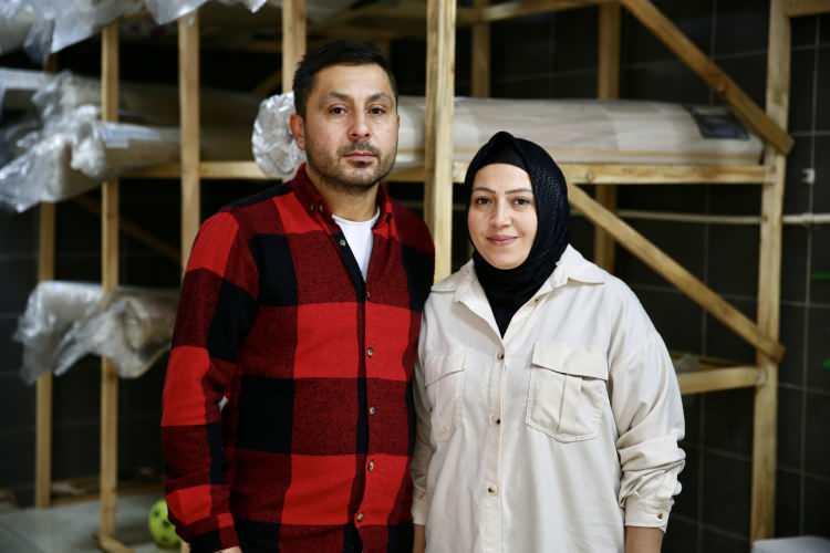 <p>İşletme sahibi Hatice Özdemir, müşterinin bıraktığı halıyı yıkamak için açtığında içinde çanta buldu.</p>
<p> </p>
<p>Çantada çeşitli ziynet eşyalarının olduğunu gören Hatice ve eşi Yılmaz Özdemir, müşteriye cep telefonundan ulaşarak durumu anlattı.</p>