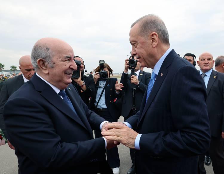 <p>Daha sonra Cumhurbaşkanı Erdoğan için havalimanında resmi karşılama töreni düzenlendi.</p>
