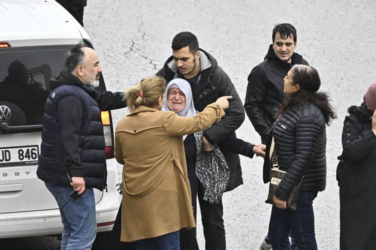 <p>Bina sakinlerinin ihbarıyla olay yerine polis ve sağlık ekipleri sevk edildi. Yaralı Şahan ve Taşkıran hastaneye kaldırıldı.</p>
