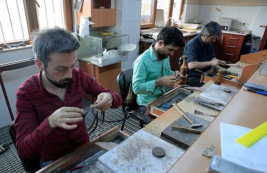 <p>Trabzon hasırı, makine kullanılmadan 31 ile 32 mikron inceliğindeki altın ya da gümüş tellerin örülmesiyle yapılıyor.</p>
<p> </p>
