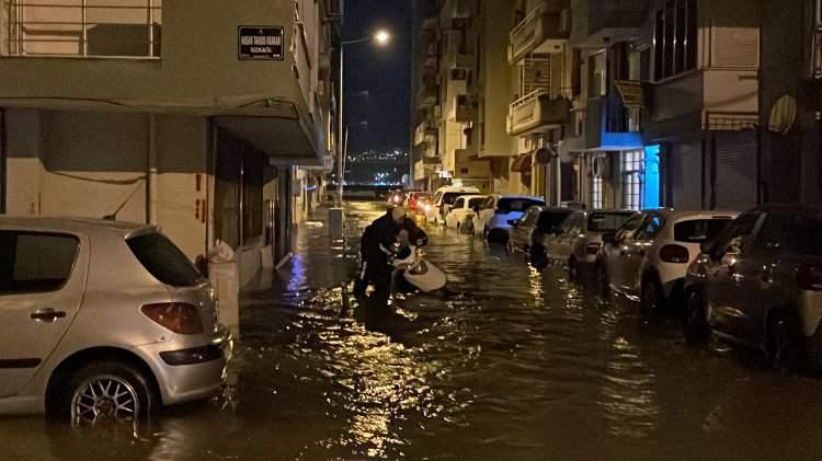 <p>İzmir Büyükşehir Belediyesi itfaiye ekipleri, kapalı kanalları açmak için çalışma yaptı.</p>