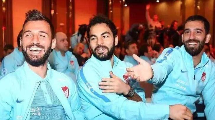 <p><strong>Salonda şikayetçilerden futbolcu Emre Çolak, Buse Terim’in eşi Volkan Bahçekapılı, eski kulüp tercümanı Musa Mert Çetinde duruşmaya katıldı.</strong></p>
<p> </p>