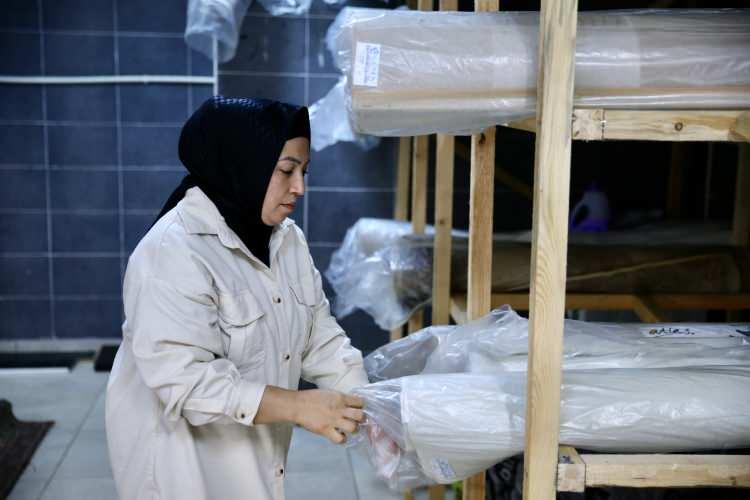 <p>Sonra çantanın içine bakmaya karar vererek çöpten geri aldığını belirten Özdemir, "Ziynet eşyalarını görünce çok şaşırdık. Müşterimizi arayarak bilgilendirme yaptık, 'Sizden halı almıştık, içerisinden bel çantası çıktı' dedim. Bana, 'Hiçbir bilgim yok ama ben halıyı annemden almıştım, annem de bir yıl önce vefat etti' dedi." ifadelerini kullandı.</p>