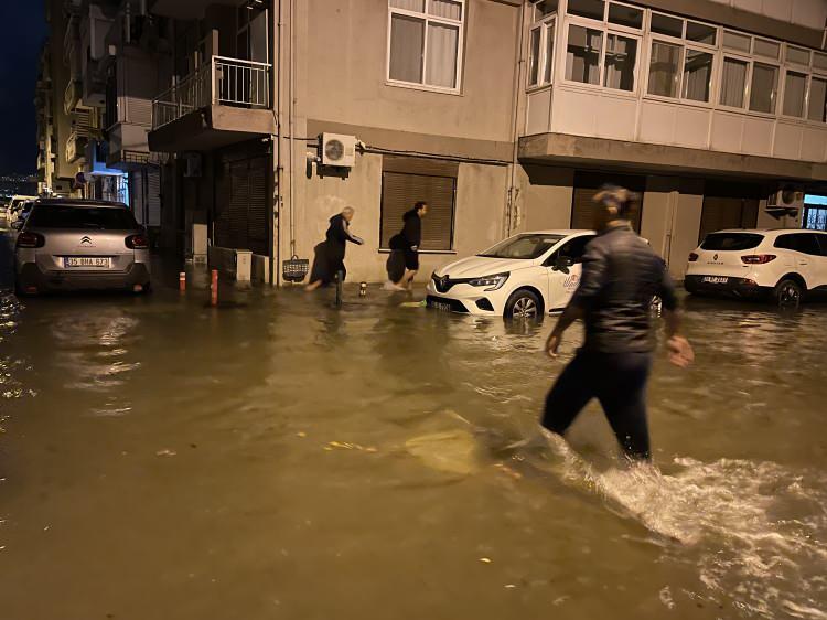 <p>Araçlarının suda kalmaması için çabalayan 2 motorlu kuryenin, başarılı olamayınca motorlarını iple ağaca bağladıkları görüldü.</p>