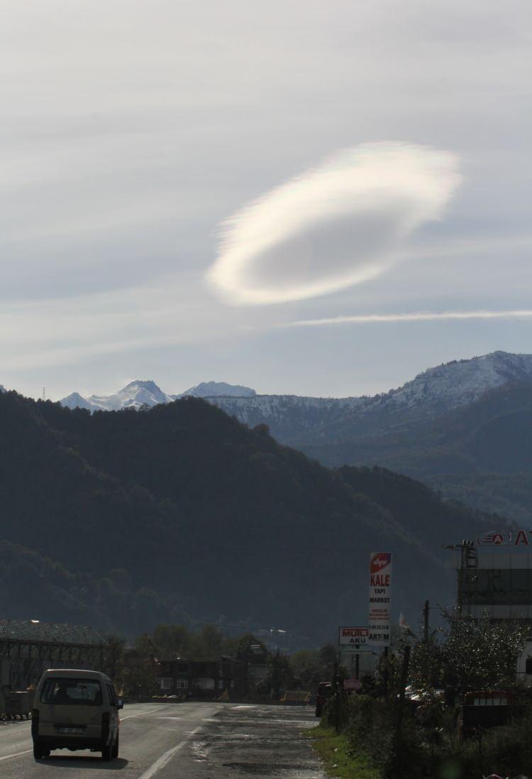 <p>Artvin'in Arhavi ilçesinde gökyüzünde çok katmanlı mercek bulutu oluştu.</p>