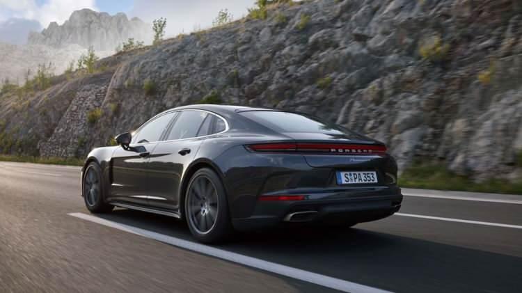 <p><span style="color:#B22222"><strong>670 BEYGİR GÜCÜNDE</strong></span></p>

<p> </p>

<p>Yeni Panamera'da dört farklı E-Hybrid güç ünitesi yer alıyor. Bunlardan sadece birinin verileri açıklandı.</p>

<p> </p>

<p>Panamera Turbo E-Hybrid, 4.0 litre twin-turbo V8 motor ve 25.9 kWsa'lik bataryadan güç alan bir elektrik motorundan ortan güç alıyor. 8 ileri çift kavramalı PDK şanzımana sahip model, 670 beygir güç sunuyor.</p>
