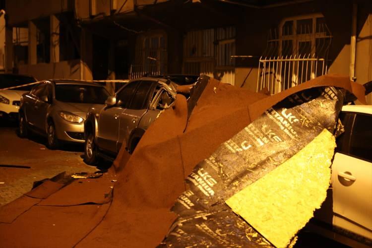 <p>Düşen parçalar nedeniyle park halindeki bazı araçlarda maddi hasar oluştu.</p>