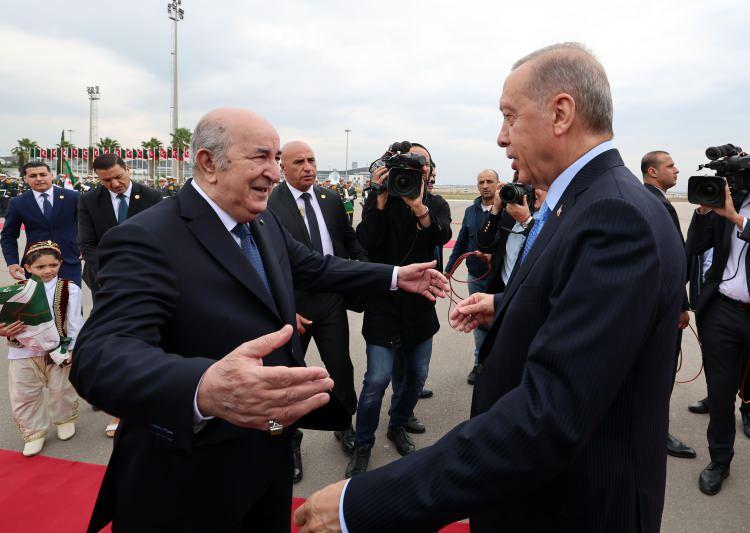 <p>Cumhurbaşkanı Erdoğan, Cezayir Huari Bumedyen Havalimanı'na gelişinde Cezayir Cumhurbaşkanı Abdülmecid Tebbun tarafından karşılandı.</p>
