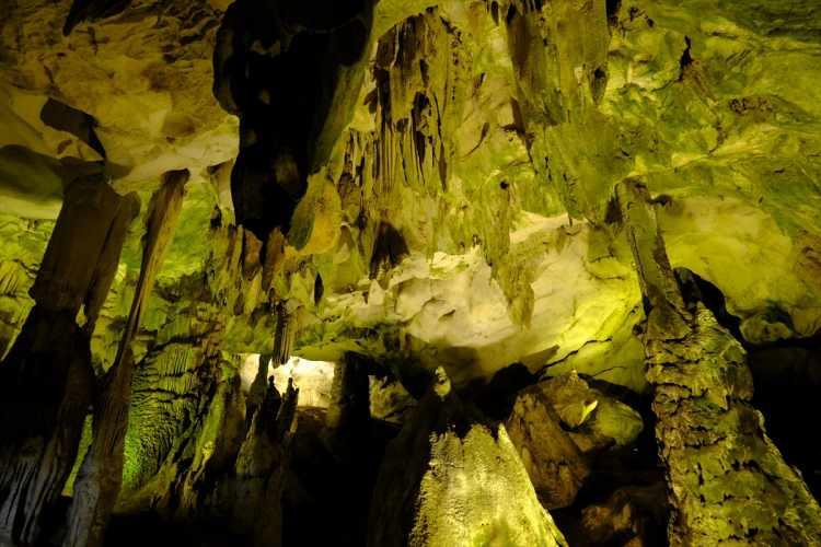 <p>Kültür ve Turizm İl Müdürü Veli Şen, AA muhabirine, Istranca Dağları'nın eteklerinde yer alan Dupnisa Mağarası'nın mağaracılık turizmi açısından çok önemli bir potansiyele sahip olduğunu söyledi.</p>
