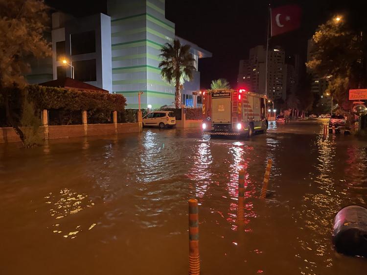 <p>Kentte gün boyu devam eden yağmur, gece geç saatlerde etkisini artırdı. Fırtınanın da başlamasıyla Karşıyaka ilçesinde Mavişehir Mahallesi ile Aksoy Mahallesi'nde deniz taştı.</p>
