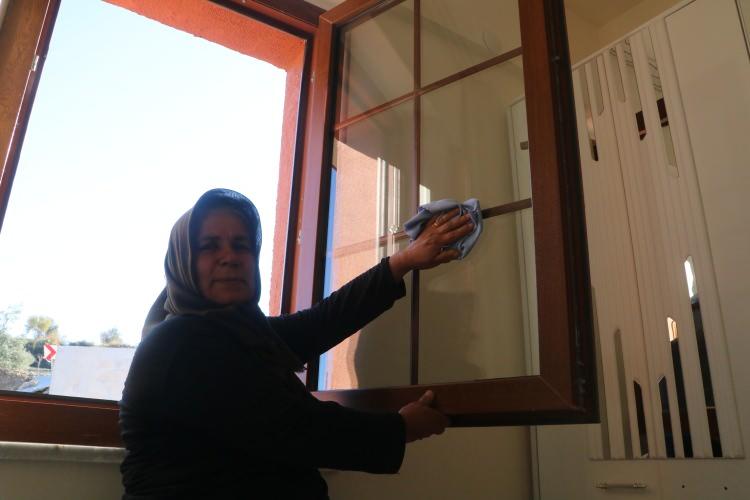 <p>Evlerinde yaşamaya başlayan depremzede vatandaşlar, buruk bir mutluluk yaşıyor.</p>