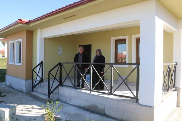 <p>Evlerin bu kadar kısa sürede teslim edileceğini tahmin bile edemediğini dile getiren Emine Kartopu, “Depremde büyük bir felaket yaşadık. Çok yorulduk, çok üzüldük ve evimiz yıkıldı. Çok şükür evimi teslim aldım. Evimi çok güzel buldum, rabbime şükürler olsun. Rabbim devletimizden razı olsun, bu kadar hızlı olacağını beklemiyordum. Çok sevindim” ifadelerini kullandı.</p>

