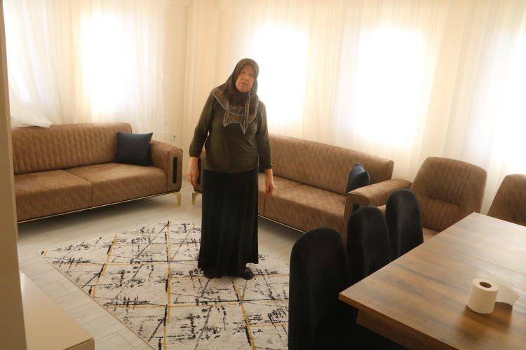 <p>Babatorun Mahalle Muhtarı Ahmet Özer, anahtarların teslim alınmasıyla birlikte vatandaşların yüzünün gülmeye başladığını ifade ederek, “Rabbim bir daha bu insanlara öyle bir felaket göstermesin. Devletimizin gücünü herkes görüyor, evlerimiz villa tipi. Rabbim emeği geçenlerden razı olsun. Yapılan bu hizmetler gerçekten insanların yüzünü güldürdü. 25 tane ev tamamen bitti ve anahtarlar insanlara teslim edildi. Şu anda herkes evinde oturmaya başladı ve temizlik yapıyorlar” dedi.</p>
