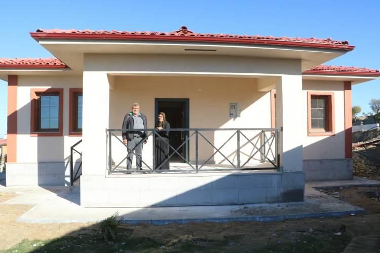 <p>Evlerin villa gibi olduğunu dile getiren Güler Sözer, “Depremde 2 katlı evimiz yıkıldı. Devletimizden rabbim razı olsun. Rabbim başımızdan eksik etmesin, evleri aldık. Çok güzel, villa gibi evlerimiz” ifadelerini kullandı.</p>
