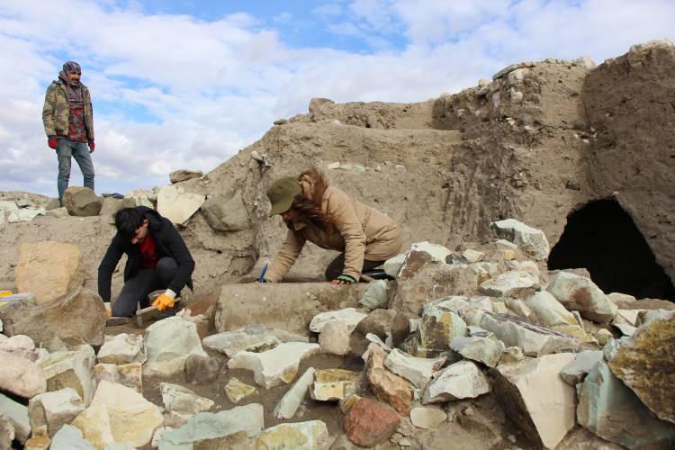 <p>Amasya’daki Oluz Höyük’te Med dönemine ait 2 bin 600 yıllık sunak keşfedildi<br />
Prof. Dr. Şevket Dönmez: "Ön Asya <strong>din</strong> <strong>tarih</strong>i ve <strong>din</strong> arkeolojisini derinden sarsacak gibi görünüyor”<br />
</p>