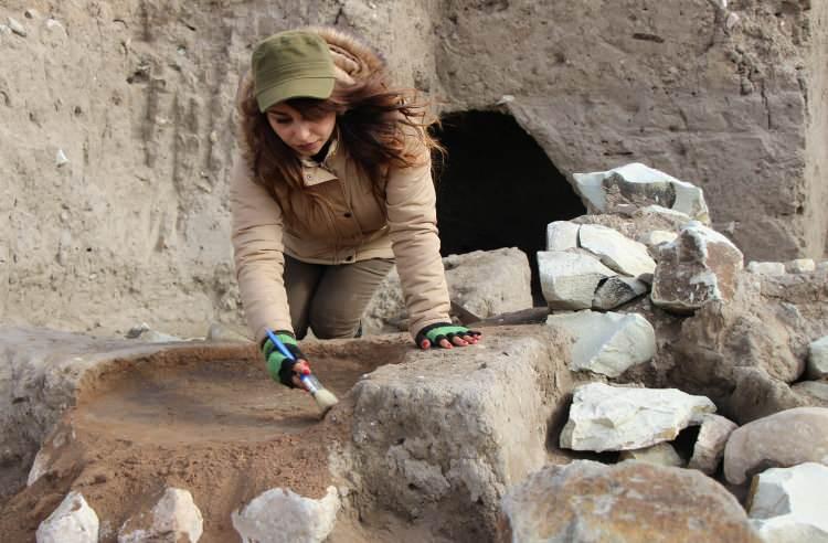 <p> Amasya’daki Oluz Höyük kazılarında Med Krallığı dönemine ait olduğu belirlenen yaklaşık 2 bin 600 yıllık sunak keşfedildi. Geç Frig dönemine ait Kubaba sunağını daha önce aynı alanda bulduklarını hatırlatan Kazı Başkanı Prof. Dr. Şevket Dönmez, "Hem Med, hem de Pers döneminde ateş kültüne ait sunak ve tapınakların ortaya çıkması Ön Asya <strong>din</strong> <strong>tarih</strong>i ve <strong>din</strong> arkeolojisini derinden sarsacak gibi görünüyor” dedi.</p>