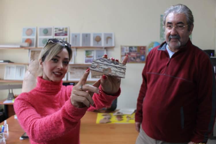 <p>Geçen yıl Med'lerden kaldığı değerlendirilen bir seramikle karşılaşmaları üzerine çalışmayı bu alanda ilerlettiklerini anlatan İstanbul Üniversitesi Arkeoloji Bölümü Öğretim Üyesi Prof. Dr. Dönmez, “Sunağa ateş kültüyle ilgili bir ocak eklemişler. Sunağın doğu tarafına da kule benzeri bir yapı eklemişler. Hem Med, hem de Pers döneminde ateş kültüne ait sunak ve tapınakların ortaya çıkması Ön Asya <strong>din</strong> <strong>tarih</strong>i ve <strong>din</strong> arkeolojisini derinden sarsacak gibi görünüyor” diye konuştu.</p>
