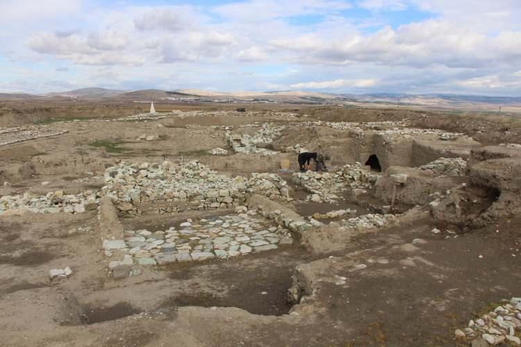 <p>Frig ve Pers katmanlarının altında Hitit tapınağı var<br />
Oluz Höyük’ün günümüzden 3 bin 500 yıl öncesine dayanan Hitit dönemine kadar kutsal bir merkez olarak kullanıldığına işaret eden Prof. Dr. Dönmez, “Beş sezon önce Hititlere ait boğa figürünü ele geçirmiştik. </p>