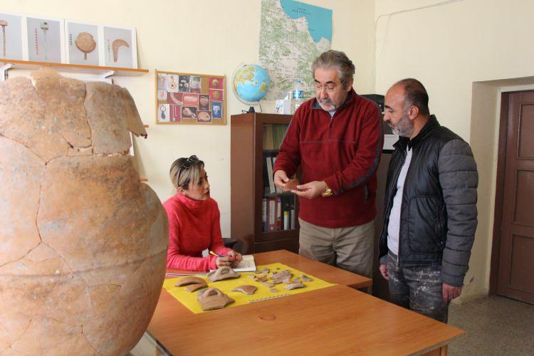 <p>Kazıların heyecan verici sonuçlar ortaya çıkarmayı sürdüreceğine inanan Dönmez, kazı projesine izin ve destek veren Kültür Varlıkları ve Müzeler Genel Müdürlüğü, katkı sağlayan Türk <strong>Tarih</strong> Kurumu, Amasya Valiliği ile Amasya Belediyesi’ne teşekkür etti.</p>