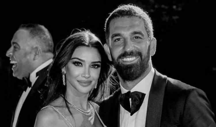 <p>Kendisini dolandırdığını iddia ettiği banka müdürü Seçil Erzan ile konuşmasında Turan'ın, "Seçil ben ne yapacağım? Karıma şimdi ne diyeceğim?" dediği görülürken, genç teknik direktörün eşi Aslıhan Doğan Turan sessizliğini bozdu.</p>
